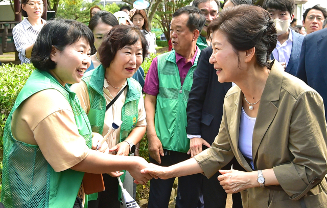 박근혜 전 대통령이 15일 경북 구미시 상모동 박정희 전 대통령 생가를 찾아 시민들과 인사하고 있다. 김영진 기자 kyjmaeil@imaeil.com