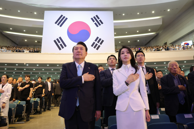 윤석열 대통령과 김건희 여사가 15일 서울 서대문구 이화여대 대강당에서 열린 제78주년 광복절 경축식에서 국기에 경례하고 있다. 연합뉴스