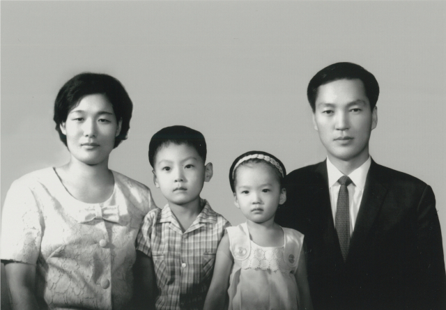윤석열 대통령 부친 윤기중 연세대 명예교수가 15일 별세했다. 향년 92세. 윤 교수는 1968년부터 연세대 응용통계학과 교수로 재직했으며 1976년 한국통계학회 회장, 1992년 한국경제학회 회장 등을 지냈고 경제학 분야에 기여한 공로를 인정받아 2001년 대한민국 학술원 회원이 됐다. 사진은 가족사진으로 오른쪽이 고인인 윤 명예교수, 왼쪽 두번째가 윤 대통령. 연합뉴스