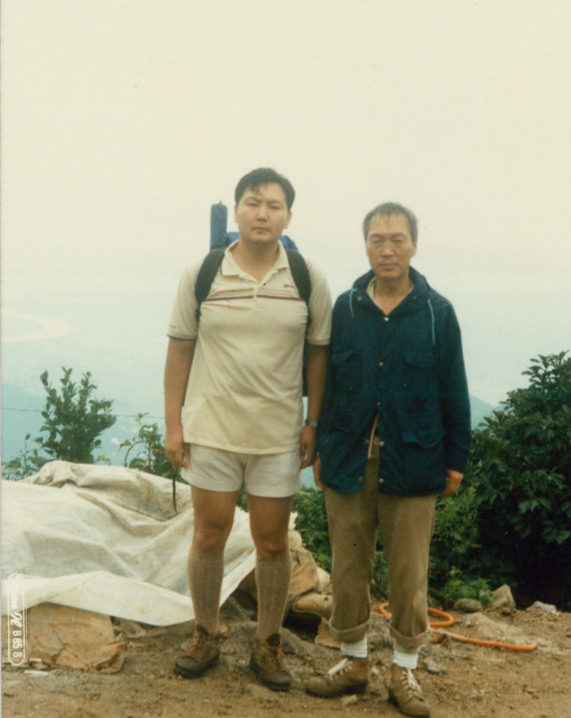 윤석열 대통령 부친 윤기중 연세대 명예교수가 15일 별세했다. 향년 92세. 윤 교수는 1968년부터 연세대 응용통계학과 교수로 재직했으며 1976년 한국통계학회 회장, 1992년 한국경제학회 회장 등을 지냈고 경제학 분야에 기여한 공로를 인정받아 2001년 대한민국 학술원 회원이 됐다. 사진은 고인과 윤 대통령. 연합뉴스