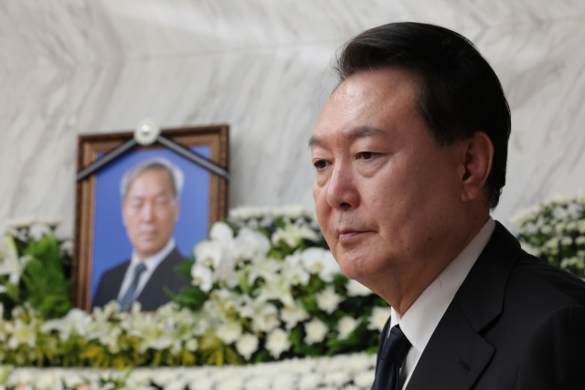 윤석열 대통령이 15일 오후 서울 서대문구 신촌세브란스병원 장례식장에 마련된 부친 윤기중 연세대 명예교수의 빈소를 지키고 있다. 연합뉴스