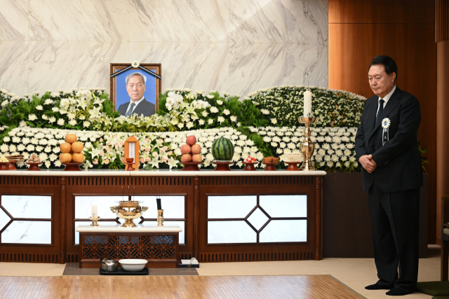 윤석열 대통령이 15일 오후 서울 서대문구 신촌세브란스병원 장례식장에 마련된 부친 윤기중 연세대 명예교수의 빈소를 지키고 있다. 연합뉴스