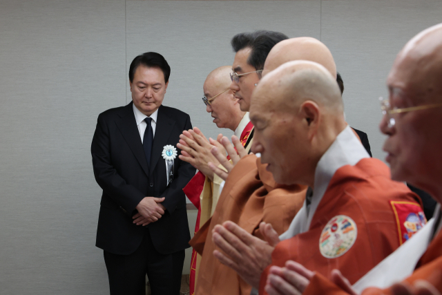 윤석열 대통령이 15일 오후 서울 서대문구 신촌세브란스병원 장례식장에 마련된 부친 윤기중 연세대 명예교수의 빈소에서 종교계의 조문을 받고 있다. 연합뉴스