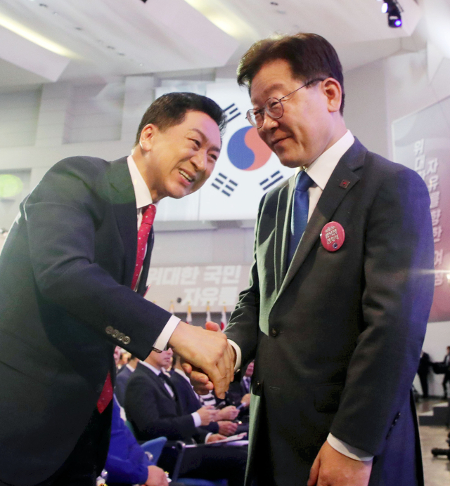 국민의힘 김기현 대표(왼쪽)와 더불어민주당 이재명 대표가 15일 서울 서대문구 이화여대 대강당에서 열린 제78주년 광복절 경축식에 참석해 악수하고 있다. 연합뉴스