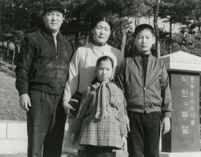 윤석열 대통령 부친 윤기중 연세대 명예교수가 15일 별세했다. 향년 92세. 윤 교수는 1968년부터 연세대 응용통계학과 교수로 재직했으며 1976년 한국통계학회 회장, 1992년 한국경제학회 회장 등을 지냈고 경제학 분야에 기여한 공로를 인정받아 2001년 대한민국 학술원 회원이 됐다. 사진은 가족사진으로 왼쪽이 고인인 윤 명예교수, 오른쪽이 윤 대통령이다. 연합뉴스