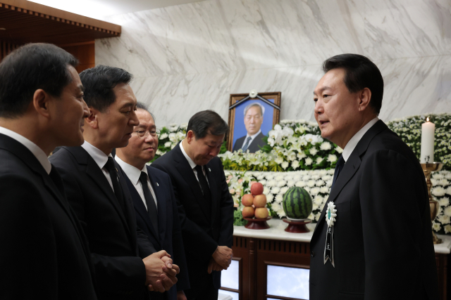 윤석열 대통령이 15일 오후 서울 서대문구 신촌세브란스병원 장례식장에 마련된 부친 윤기중 연세대 명예교수의 빈소에서 국민의힘 김기현 대표(왼쪽 두번째) 등 지도부의 조문을 받고 있다. 왼쪽부터 박대출 국민의힘 정책위의장, 김 대표, 윤재옥 원내대표, 이철규 사무총장. 연합뉴스