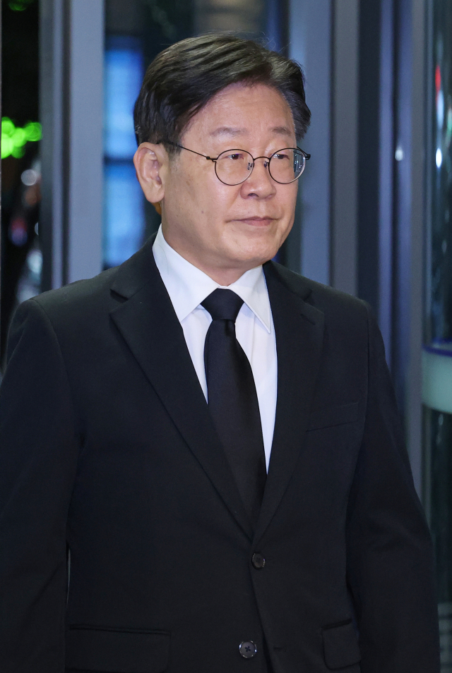 더불어민주당 이재명 대표가 15일 오후 서울 서대문구 신촌세브란스병원 장례식장에 마련된 윤석열 대통령의 부친 윤기중 연세대 명예교수의 빈소로 향하고 있다. 연합뉴스