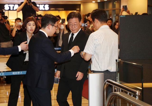 더불어민주당 이재명 대표가 15일 오후 서울 서대문구 신촌세브란스병원 장례식장에 마련된 윤석열 대통령의 부친 윤기중 연세대 명예교수의 빈소로 향하고 있다. 연합뉴스
