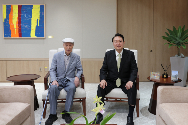 윤석열 대통령의 부친 윤기중 연세대 명예교수가 15일 별세했다. 사진은 윤석열 대통령이 지난 2022년 7월 12일 부친인 윤기중 명예교수의 생신 기념일에 용산 대통령실 집무실로 초청해 함께 기념촬영하는 모습. 대통령실 제공