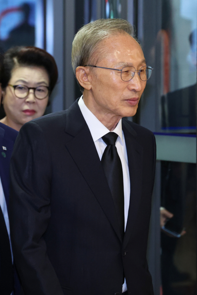 이명박 전 대통령이 15일 오후 서울 서대문구 신촌세브란스병원 장례식장에 마련된 윤석열 대통령의 부친 윤기중 연세대 명예교수의 빈소로 향하고 있다. 연합뉴스