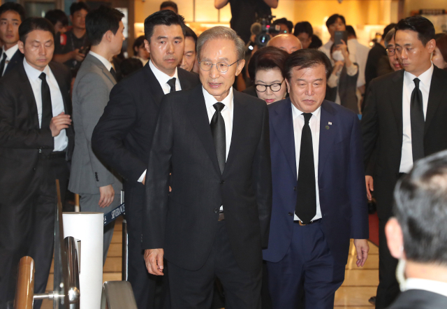 이명박 전 대통령이 15일 오후 서울 서대문구 신촌세브란스병원 장례식장에 마련된 윤석열 대통령의 부친 윤기중 연세대 명예교수의 빈소로 향하고 있다. 연합뉴스