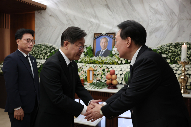 윤석열 대통령이 15일 오후 서울 서대문구 신촌세브란스병원 장례식장에 마련된 부친 윤기중 연세대 명예교수의 빈소에서 더불어민주당 이재명 대표의 조문을 받고 있다. 연합뉴스