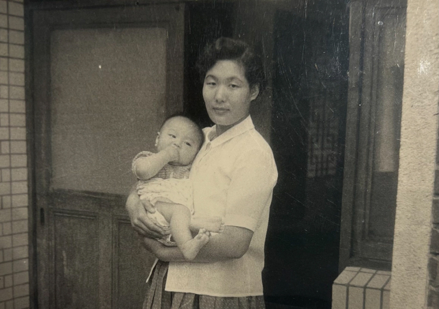 윤석열 대통령의 부친 윤기중 연세대 명예교수가 15일 별세했다. 향년 92세. 사진은 대통령실에서 15일 공개한 윤 교수가 직접 찍은 윤석열 대통령의 유아 시절. 연합뉴스
