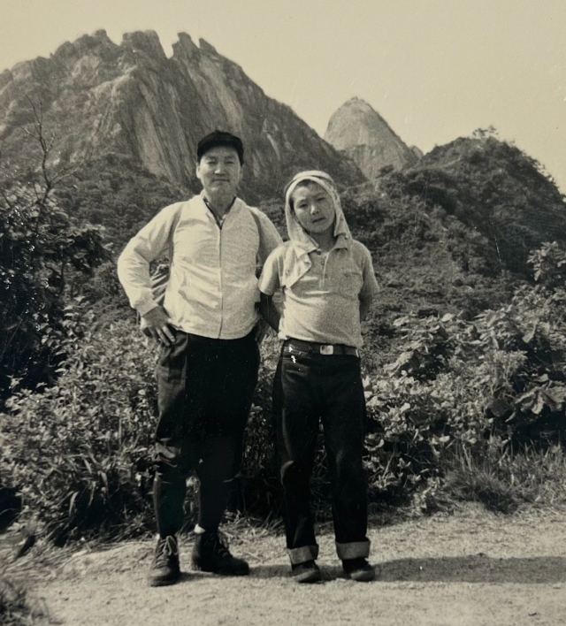 윤석열 대통령의 부친 윤기중 연세대 명예교수가 15일 별세했다. 향년 92세. 사진은 대통령실에서 15일 공개한 윤석열 대통령과 부친 윤기중 교수가 함께 산행에 나선 모습. 연합뉴스