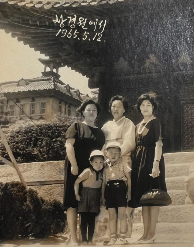 윤석열 대통령의 부친 윤기중 연세대 명예교수가 15일 별세했다. 향년 92세. 사진은 대통령실에서 15일 공개한 윤석열 대통령이 1965년 5월 12일 창경원 나들이에 나선 어린시절 모습. 연합뉴스