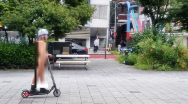 대낮 서울 도심에서 비키니 수영복을 입고 활보하는 사례가 잇따르는 가운데, 이번에는 홍대 인근에서 같은 차림으로 킥보드를 타는 여성이 포착됐다. 온라인 커뮤니티 캡처
