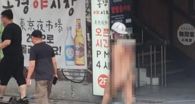 대낮 서울 도심에서 비키니 수영복을 입고 활보하는 사례가 잇따르는 가운데, 이번에는 홍대 인근에서 같은 차림으로 킥보드를 타는 여성이 포착됐다. 온라인 커뮤니티 캡처