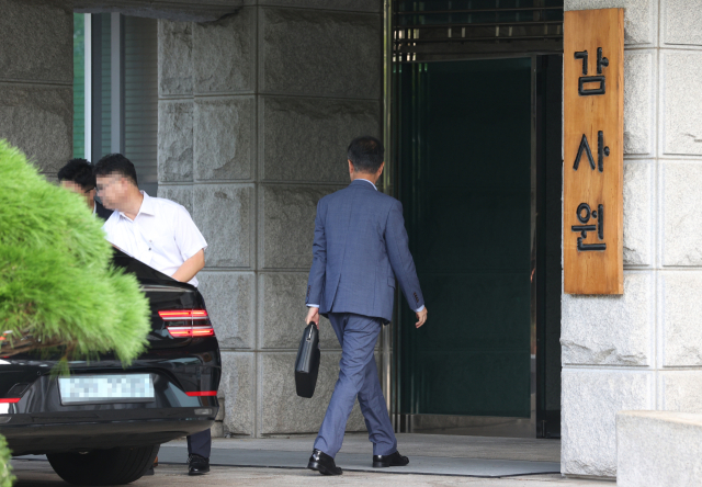 세계스카우트 잼버리 대회 파행 사태의 책임 소재를 가리기 위한 감사원 감사가 예고된 14일 오전 최재해 감사원장이 종로구 감사원 건물로 출근하고 있다. 정부 관계자에 따르면 감사원은 잼버리 조직위원회와 전라북도 등 관계 기관과 여성가족부, 행정안전부 등 지원 부처에 대한 감사 준비에 들어갔다. 연합뉴스