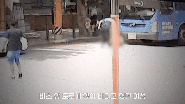 신호 대기 중인 버스 앞에서 문을 열어달라며 난동을 부린 여성이 경찰에 연행됐다. 유튜브 서울경찰 갈무리