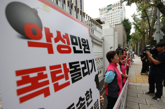 16일 오전 서울 종로구 정부서울청사 후문에서 전국학교비정규직노동조합이 