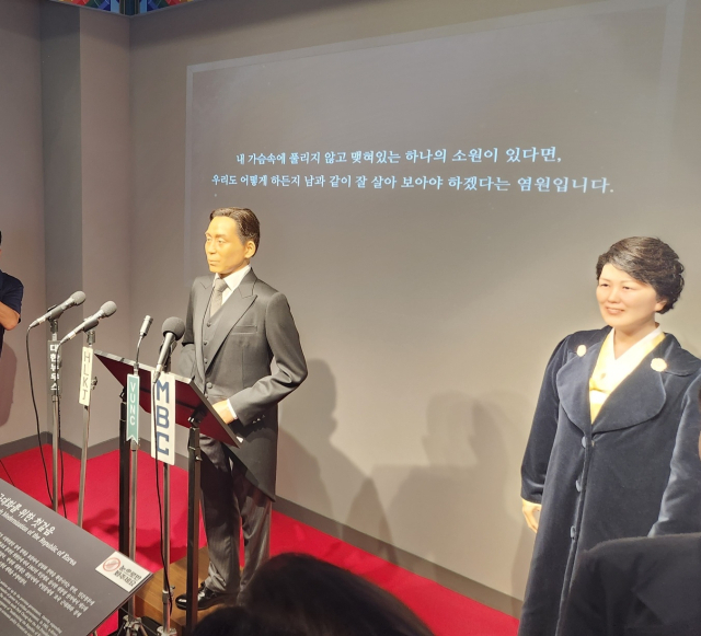 경북 구미시 상모동 박정희 대통령 역사자료관의 박정희 대통령 밀랍인형(왼쪽). 이영광 기자