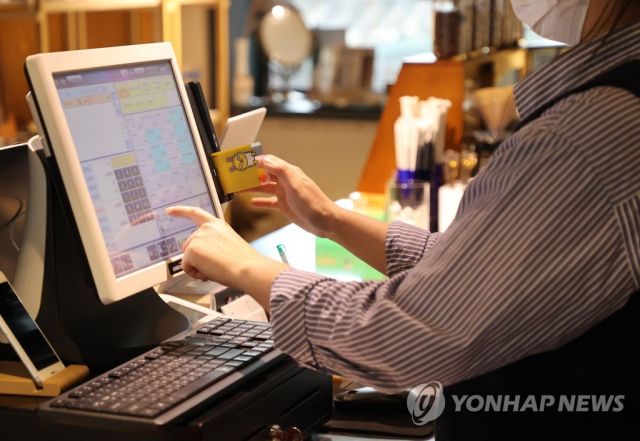 서울 시내 한 카페에서 카드 결제하는 모습. 연합뉴스