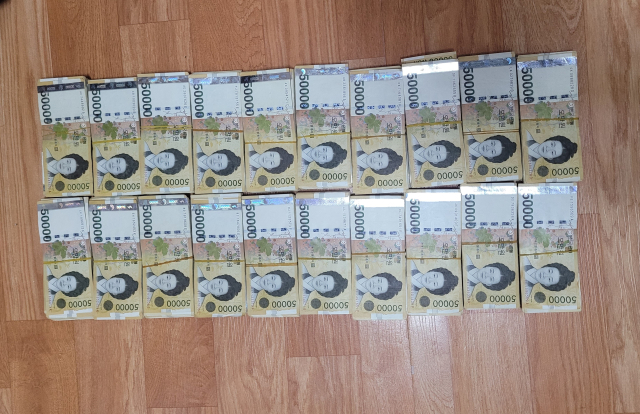 경북경찰청 반부패경제범죄수사대는 온라인 도박 승부조작을 통해 거액을 가로챈 혐의(사기, 범죄단체조직죄, 전자금융거래법 위반 등)로 일당 46명을 붙잡고 그 중 해외 조직원 14명을 구속했다고 16일 밝혔다. 경북경찰청 제공