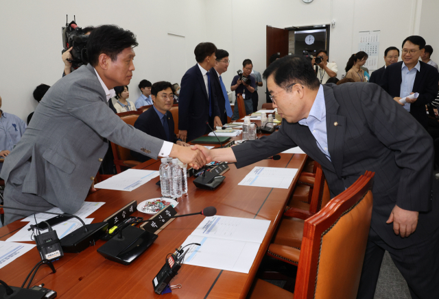 31일 국회 과학기술정보방송통신위원회 안건조정위원회에서 여야 간사인 박성중 의원과 조승래 의원이 인사하고 있다. 우주항공청 설치 법안을 심의하는 안건조정위원장 선출을 논의했지만, 결론을 내지 못했다. 연합뉴스