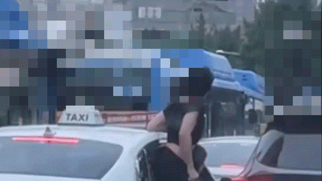 15일 온라인 커뮤니티에 도로 위 택시 창문 밖으로 몸을 내밀고 상의를 탈의하는 남성의 영상이 게시됐다. 온라인 커뮤니티