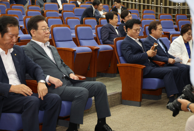 16일 국회에서 열린 더불어민주당 의원총회에 이재명 대표와 박광온 원내대표가 참석하고 있다. 연합뉴스