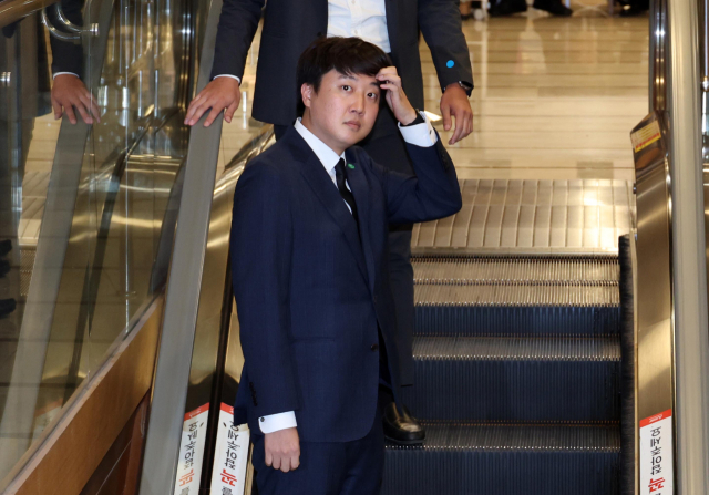 국민의힘 이준석 전 대표가 16일 서울 서대문구 세브란스병원 장례식장에 마련된 윤석열 대통령의 부친 윤기중 연세대 명예교수의 빈소로 향하고 있다. 연합뉴스