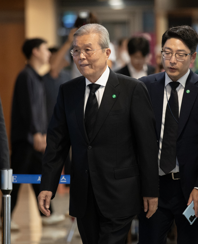 국민의힘 김종인 전 비상대책위원장이 16일 서울 서대문구 신촌세브란스병원 장례식장에 마련된 윤석열 대통령의 부친 윤기중 연세대 명예교수의 빈소로 향하고 있다. 연합뉴스