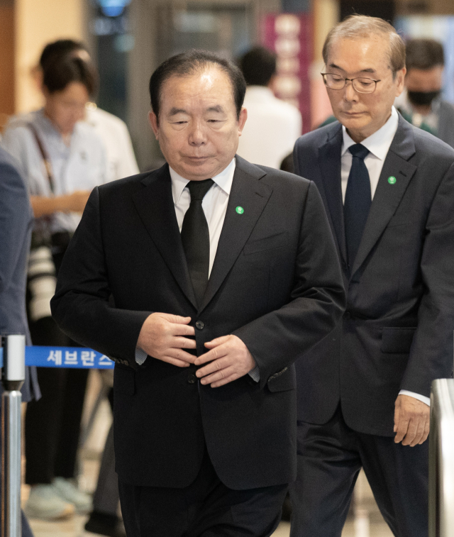 이인제 전 의원이 16일 서울 서대문구 신촌세브란스병원 장례식장에 마련된 윤석열 대통령의 부친 윤기중 연세대 명예교수의 빈소로 향하고 있다. 연합뉴스