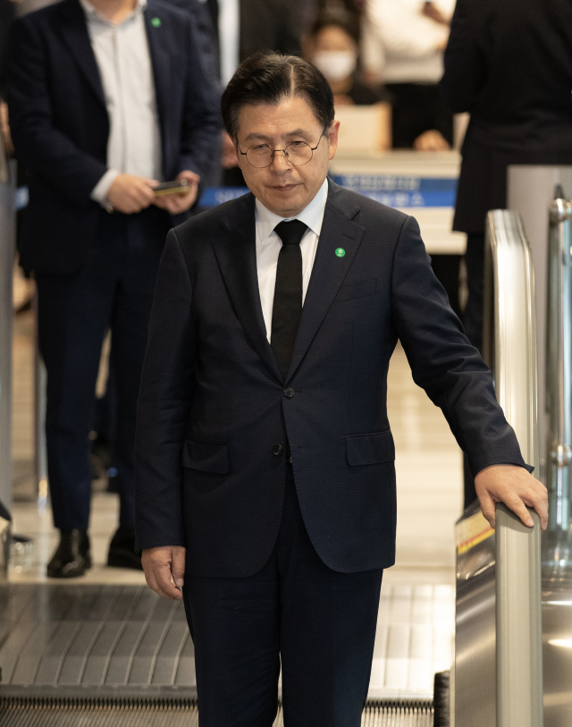 황교안 전 국무총리가 16일 서울 서대문구 신촌세브란스병원 장례식장에 마련된 윤석열 대통령의 부이인제 전 의원이 16일 서울 서대문구 신촌세브란스병원 장례식장에 마련된 윤석열 대통령의 부친 윤기중 연세대 명예교수의 빈소로 향하고 있다. 연합뉴스