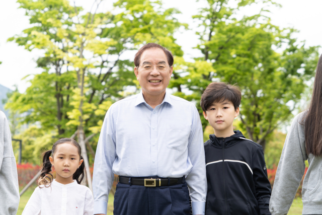 하윤수 부산시교육감이 학생들과 손잡고 환한 미소를 짓고 있다. [사진=부산시교육청]