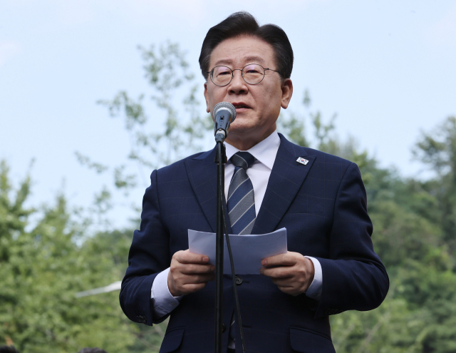 더불어민주당 이재명 대표가 백현동 특혜개발 의혹과 관련해 피의자 신분으로 조사를 받기 위해 17일 오전 서울 서초구 서울중앙지검 앞에서 조사실로 들어가기 전 입장을 밝히고 있다. 연합뉴스
