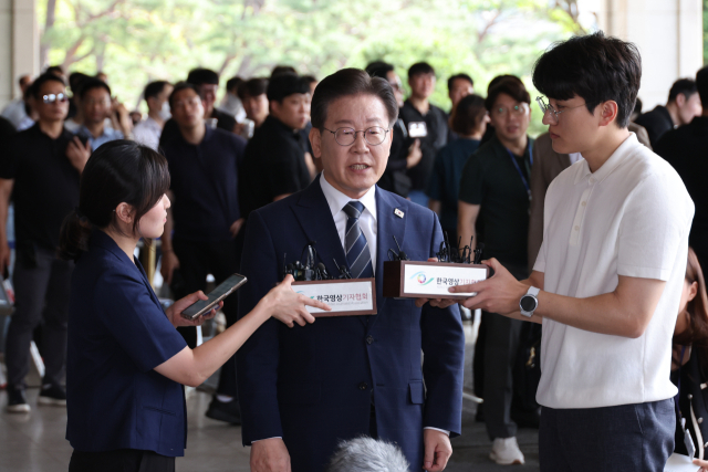 더불어민주당 이재명 대표가 백현동 특혜개발 의혹과 관련해 피의자 신분으로 조사를 받기 위해 17일 오전 서울 서초구 서울중앙지검 앞에서 조사실로 들어가기 전 입장을 밝히고 있다. 연합뉴스