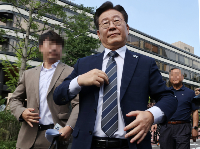 더불어민주당 이재명 대표가 백현동 특혜개발 의혹과 관련해 피의자 신분으로 조사를 받기 위해 17일 오전 서울 서초동 서울중앙지검에 출석 하기 전 법원 삼거리에서 입장 표명을 하기 위해 이동하고 있다. 연합뉴스