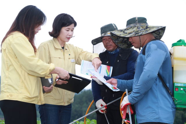 예천군 관계자들이 지역에서 일하는 외국인 계절근로자들의 일터를 찾아가 근무환경과 근로실태를 점검을 하고 있다. 예천군 제공