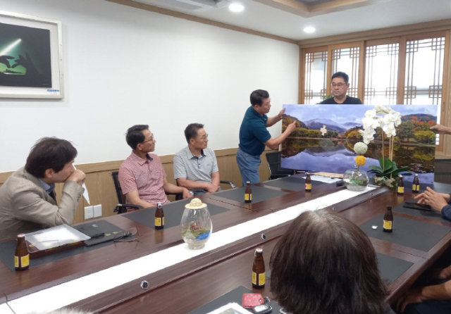 16일 경산시 용성면 부일리 주민과 조현일 시장이 부일리 관광농원 조성과 관련해 간담회를 하고 있다. 이 자리에서 부일리 한 주민이 봄못 주변 사진을 보여주며 사업의 부당함을 설명하고 있다. 김진만 기자