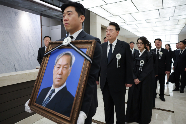 윤석열 대통령과 부인 김건희 여사가 17일 오전 서울 서대문구 신촌세브란스병원 장례식장에서 열린 부친 윤기중 연세대 명예교수의 발인식에 참석하고 있다. 연합뉴스