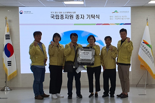 국립종자원이 백두대간수목원에 종자 기탁을 하고 있다(우측 첫번째 배기화 센터장, 세번째 이유미 사업이사). 수목원 제공