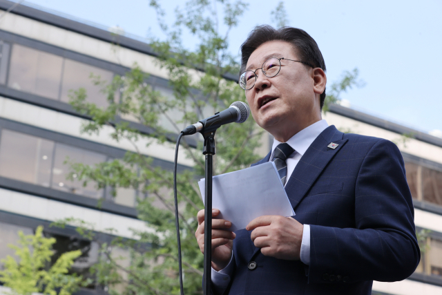 더불어민주당 이재명 대표가 백현동 특혜개발 의혹과 관련해 피의자 신분으로 조사를 받기 위해 17일 오전 서울 서초구 서울중앙지검에 도착, 발언하고 있다 연합뉴스