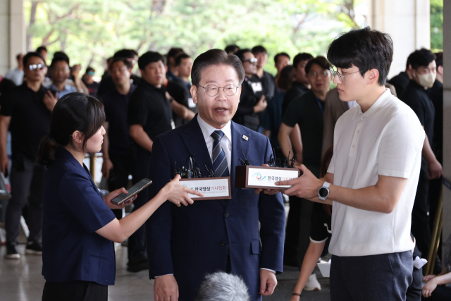 더불어민주당 이재명 대표가 백현동 특혜개발 의혹과 관련해 피의자 신분으로 조사를 받기 위해 17일 오전 서울 서초동 서울중앙지검 조사실로 향하며 취재진의 질문에 답하고 있다. 연합뉴스