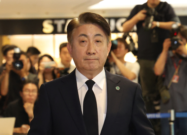 이동관 방송통신위원장 후보자가 15일 오후 서울 서대문구 신촌세브란스병원 장례식장에 마련된 윤석열 대통령의 부친 윤기중 연세대 명예교수의 빈소로 향하고 있다. 연합뉴스