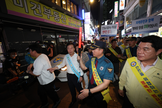 지난 8일 오후 서울 관악구 신림동 일대에서 관악경찰서, 구청장, 지역상인회, 자율방범대 등 유관기관들이 특별 범죄예방 합동 캠페인을 진행하고 있는 모습. 연합뉴스