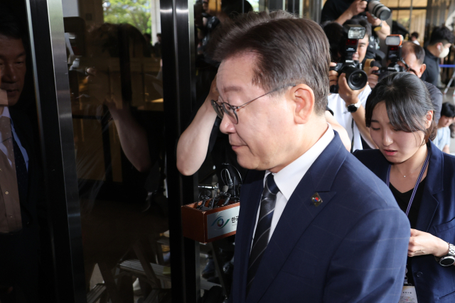 더불어민주당 이재명 대표가 백현동 특혜개발 의혹과 관련해 피의자 신분으로 조사를 받기 위해 17일 오전 서울 서초동 서울중앙지검 조사실로 향하고 있다. 연합뉴스
