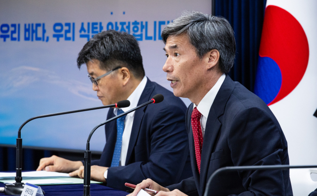 박구연 국무조정실 1차장(오른쪽)이 17일 오전 서울 종로구 정부서울청사에서 열린 후쿠시마 원전 오염수 방류 관련 일일 브리핑에 참석해 전날 화상으로 진행된 한일 국장급 협의와 관련해 발언하고 있다. 연합뉴스