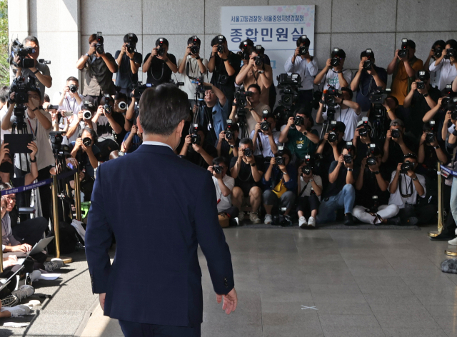 더불어민주당 이재명 대표가 백현동 특혜개발 의혹과 관련해 피의자 신분으로 조사를 받기 위해 17일 오전 서울 서초동 서울중앙지검 조사실로 향하고 있다. 연합뉴스