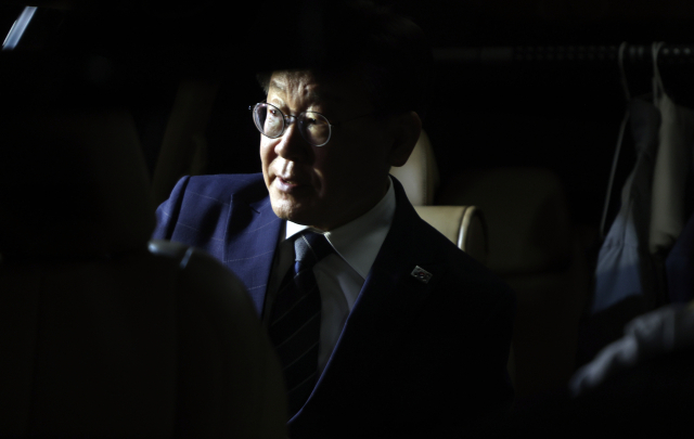 더불어민주당 이재명 대표가 백현동 특혜개발 의혹과 관련해 피의자 신분으로 조사를 마치고 18일 오전 서초동 서울중앙지검을 나서 차에 타고 있다. 연합뉴스